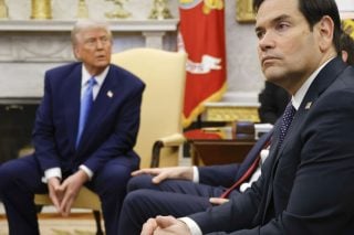 Ο Μάρκο Ρούμπιο σε πρώτο πλάνο, δίπλα στον Ντόναλντ Τραμπ